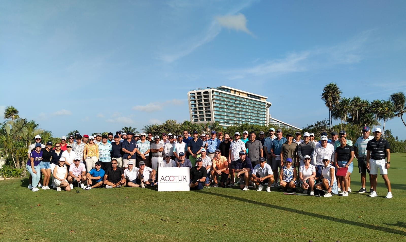 Participantes de ACOTUR se preparan para competir en la segunda edición del torneo de golf.