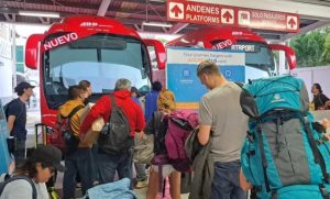 Familias, parejas y grupos de amigos se despiden de sus vacaciones.