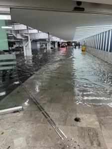 Una imagen de las pistas del Aeropuerto de la Ciudad de México con encharcamientos tras las fuertes lluvias.