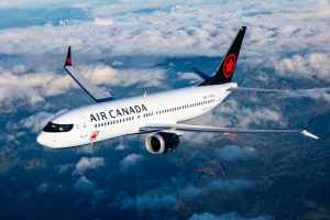 Un avión de Air Canada se prepara para despegar en el Aeropuerto Internacional Pearson en Toronto.