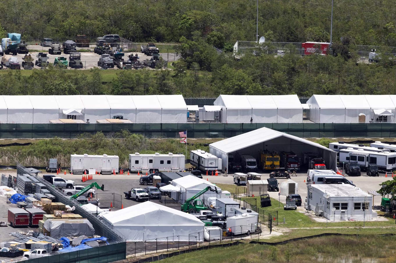 El cónsul de México en Miami, Rutilio Escandón, durante una visita al centro de detención.
