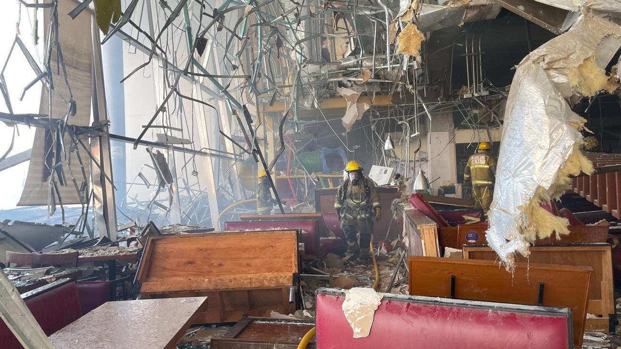 Las unidades de emergencia trabajan en Plaza Altabrisa tras la explosión.