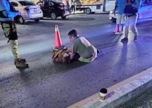 Elementos de la FGE y servicios de emergencia en la escena del fatal accidente en Cancún.