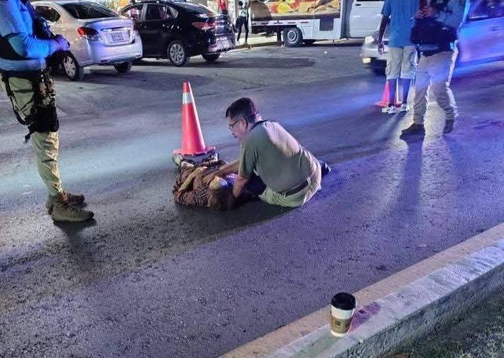 Elementos de la FGE y servicios de emergencia en la escena del fatal accidente en Cancún.