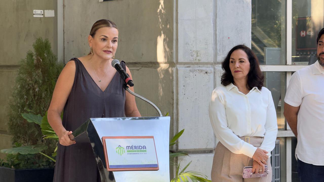 La alcaldesa Cecilia Patrón Laviada en su rueda de prensa semanal, anunciando los despidos por corrupción.