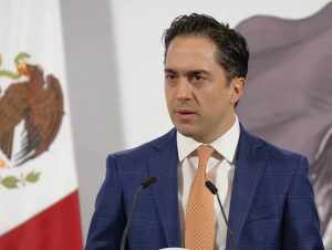 El director de Banobras, Jorge Mendoza, presenta la iniciativa de financiamiento para Pemex.
