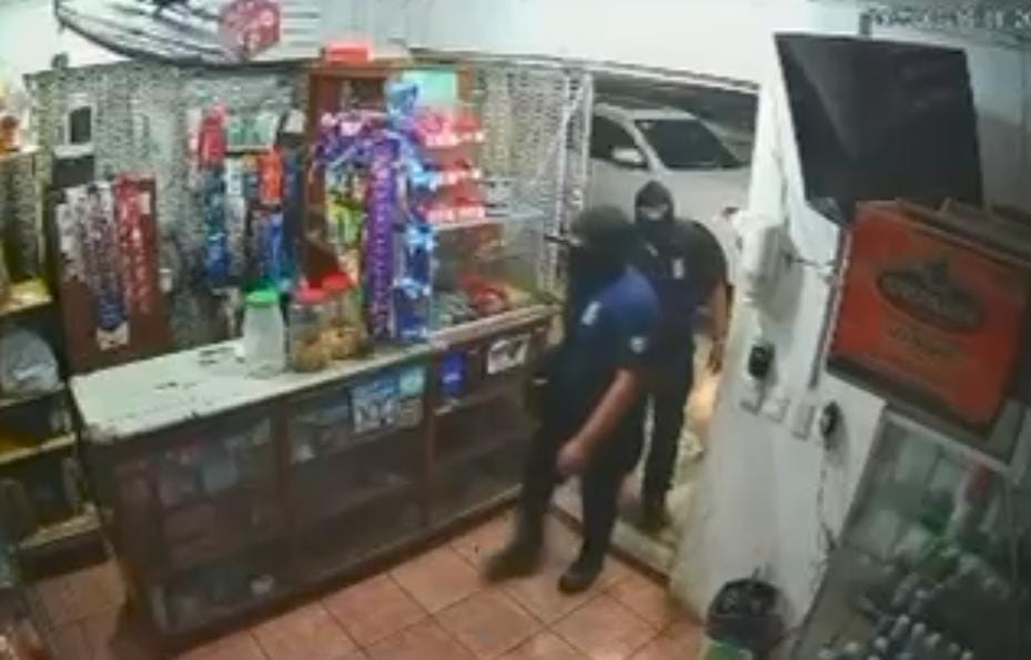 Los supuestos agentes de la FGE entraron violentamente a varios comercios y bares.