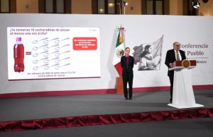 El secretario de Salud, David Kershenobich Stalnikowitz, presenta la campaña sobre el consumo de bebidas azucaradas.