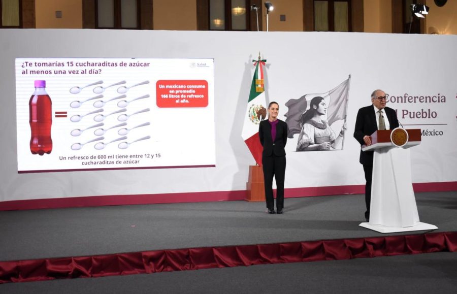 El secretario de Salud, David Kershenobich Stalnikowitz, presenta la campaña sobre el consumo de bebidas azucaradas.