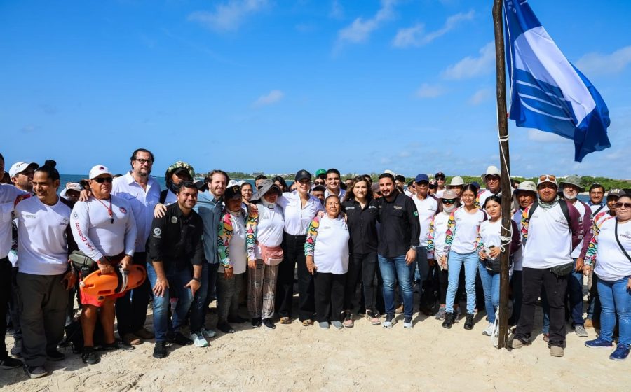 La presidenta municipal de Playa del Carmen, Estefanía Mercado, y el director ejecutivo de la FEE, Joaquín Díaz, posan con el reconocimiento Blue Flag.
