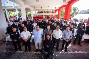 La presidenta municipal Estefanía Mercado rinde homenaje al Heroico Cuerpo de Bomberos en el Día del Bombero en Playa del Carmen.