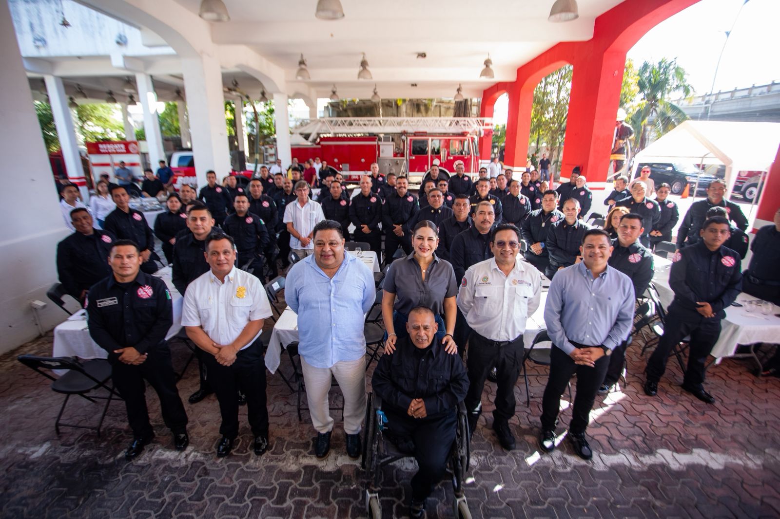 La presidenta municipal Estefanía Mercado rinde homenaje al Heroico Cuerpo de Bomberos en el Día del Bombero en Playa del Carmen.