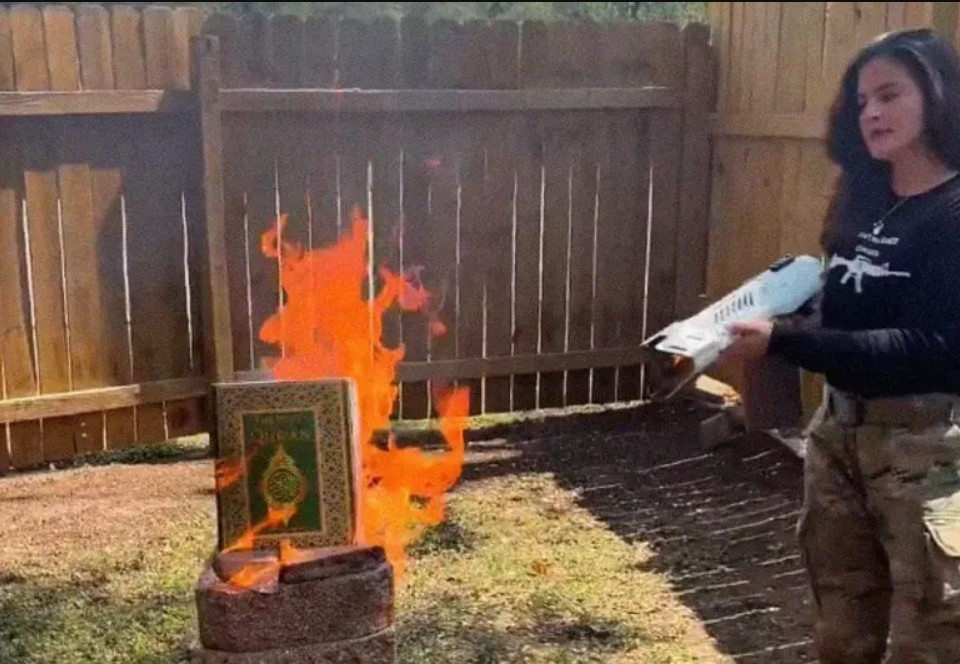 La candidata Valentina Gómez Noriega lanza un discurso de odio y quema un Corán.