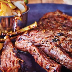 Un chef prepara un platillo en un restaurante de Cancún, mientras el alza de precios afecta la industria.