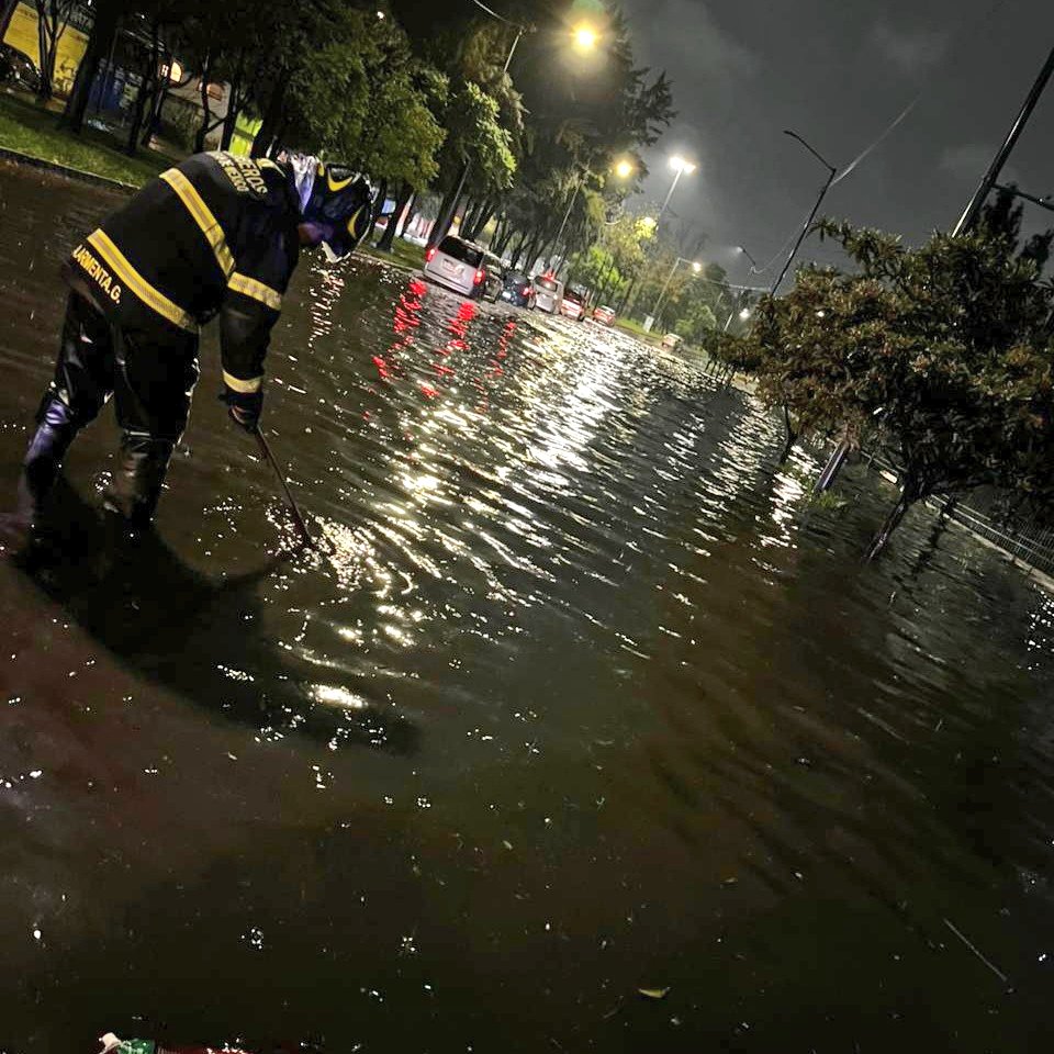 Una avenida principal en la Ciudad de México completamente inundada por las lluvias torrenciales.