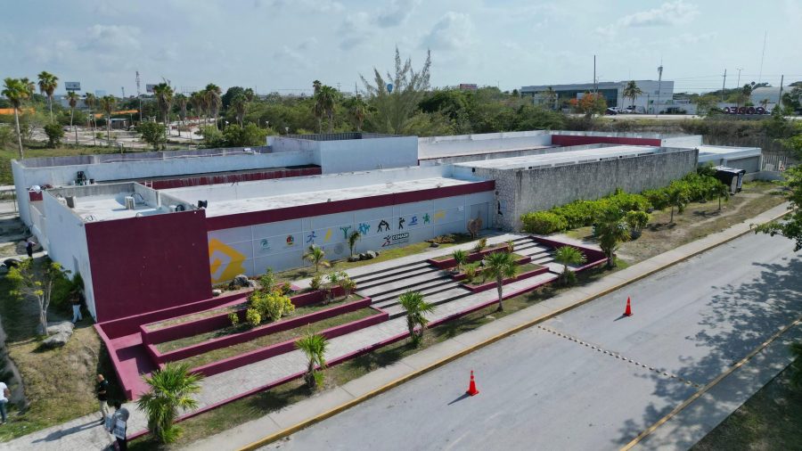 La gobernadora Mara Lezama supervisa el avance de la rehabilitación en el CEDAR Cancún.