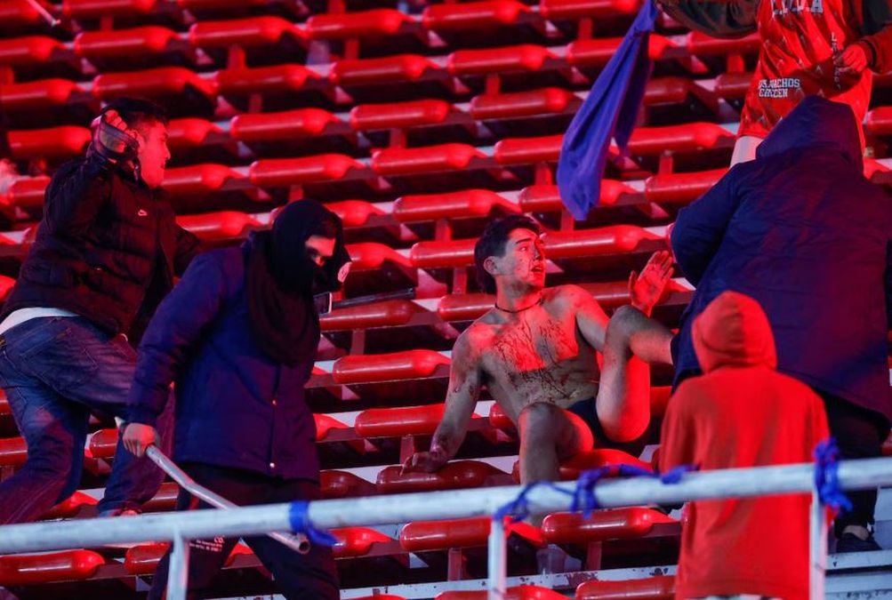 Hinchas chilenos se enfrentan con aficionados de Independiente en Avellaneda.