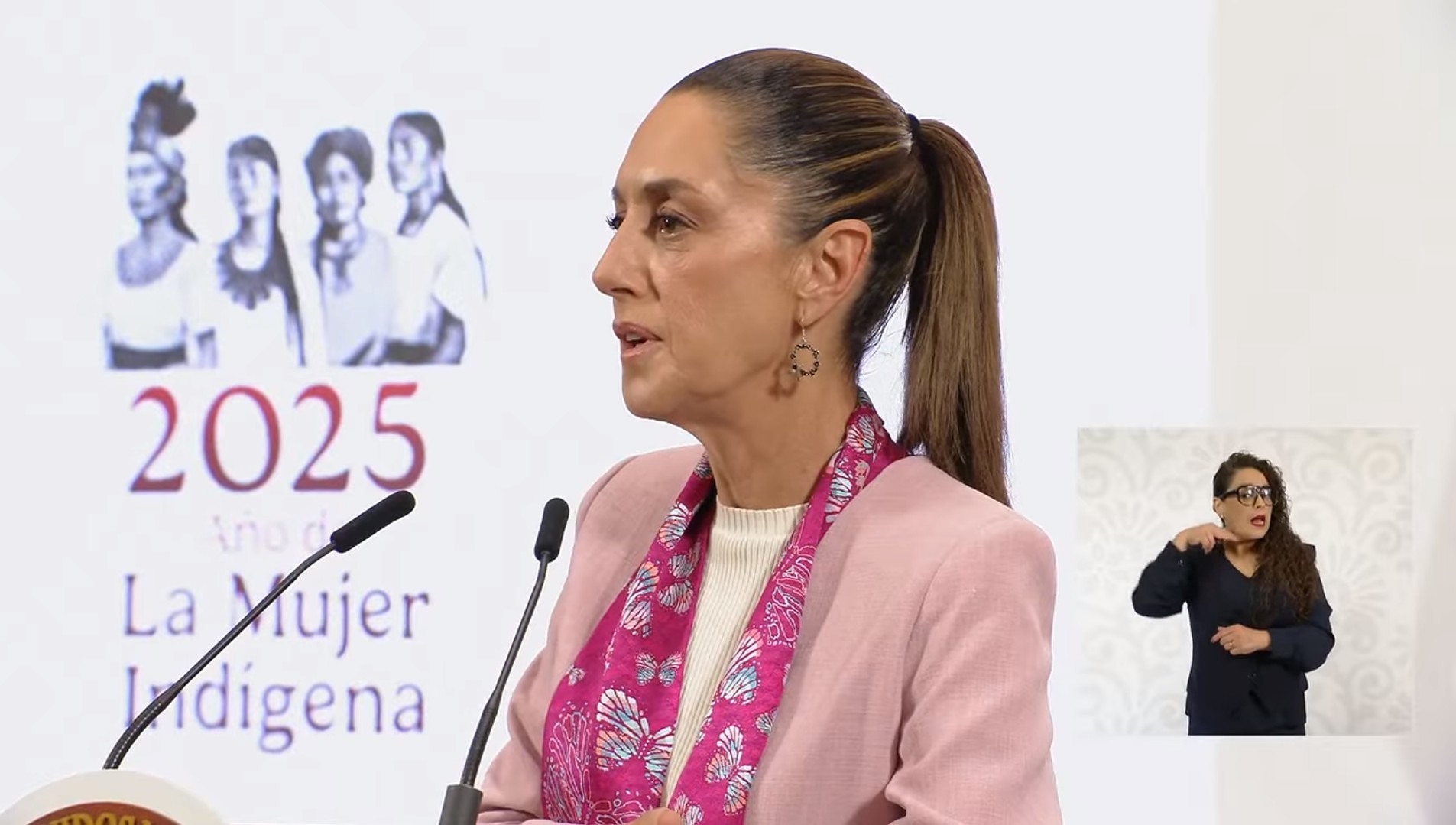 La presidenta Claudia Sheinbaum Pardo, durante la conferencia matutina en la que abordó el tema de las vacaciones de gobernadores.