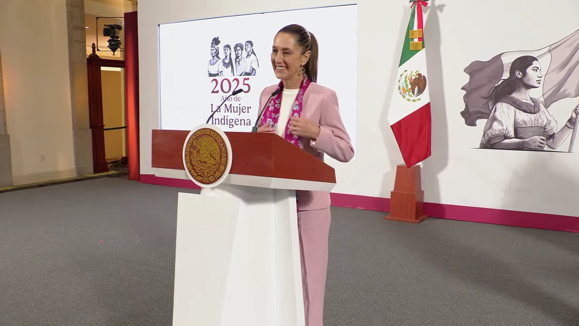 La presidenta Claudia Sheinbaum durante la conferencia en la que criticó la decisión de la SCJN sobre los libros de texto.
