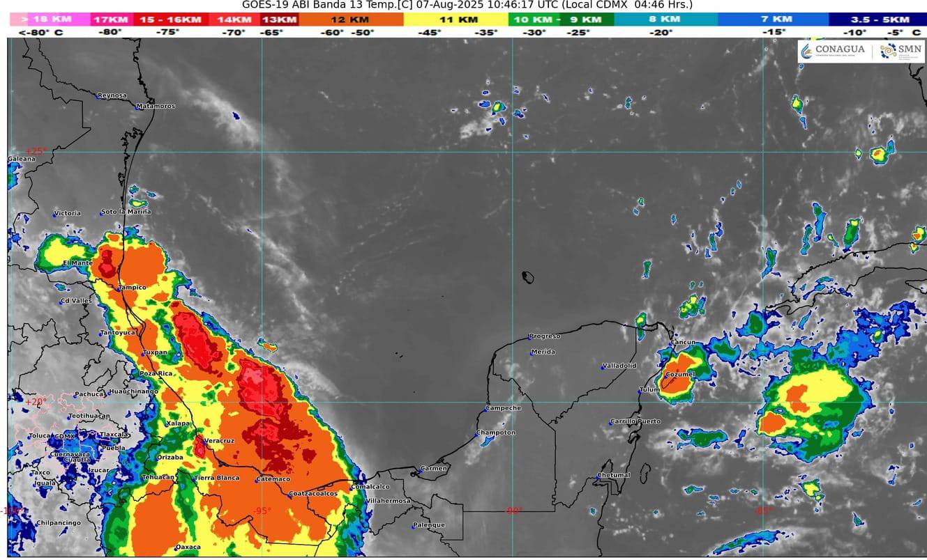 Cielo parcialmente nublado sobre las playas de Cancún, un reflejo del clima de hoy en la región.