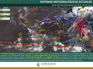 Un cielo parcialmente nublado en la costa de Cancún, señal de la llegada de humedad a la región.