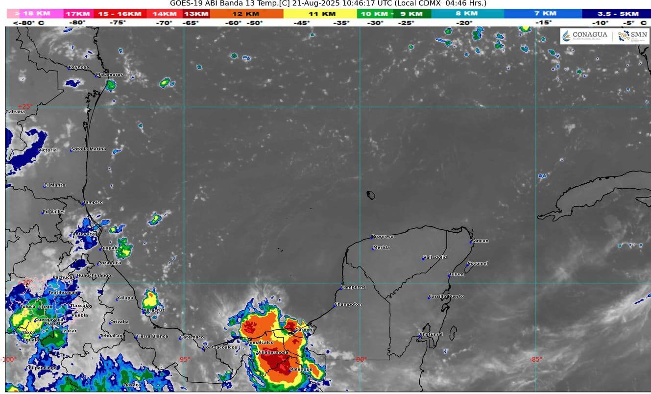 Un cielo parcialmente nublado sobre la costa, mostrando la llegada de humedad a la región.