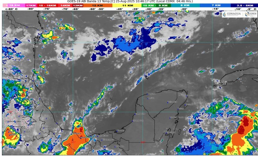 Un cielo nublado cubre las costas de Cancún, señal de las próximas lluvias.