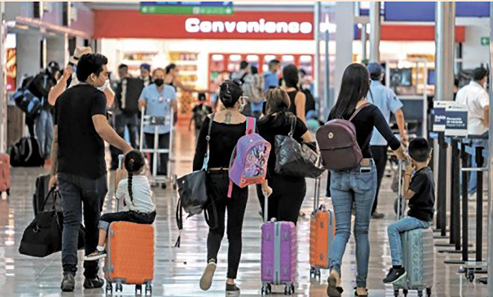 Turistas haciendo fila en los filtros migratorios del Aeropuerto Internacional de Cancún.