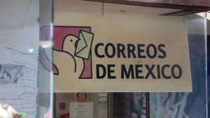El personal de Correos de México en una de sus oficinas.