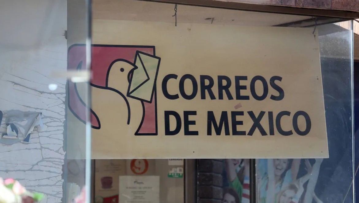 El personal de Correos de México en una de sus oficinas.
