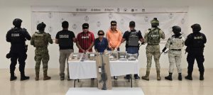 La policía local detuvo a las seis personas, acusadas de narcomenudeo en Playa del Carmen.