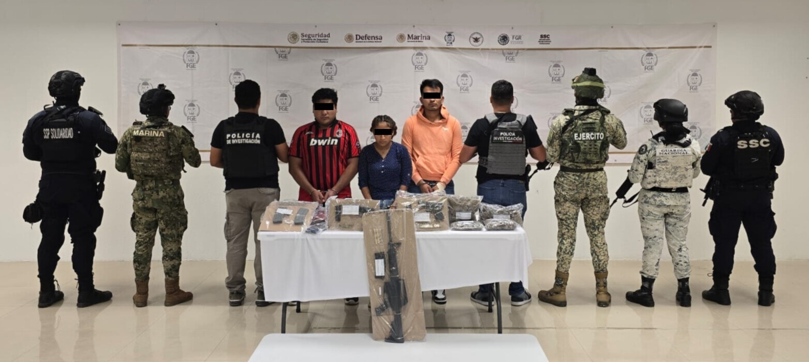 La policía local detuvo a las seis personas, acusadas de narcomenudeo en Playa del Carmen.