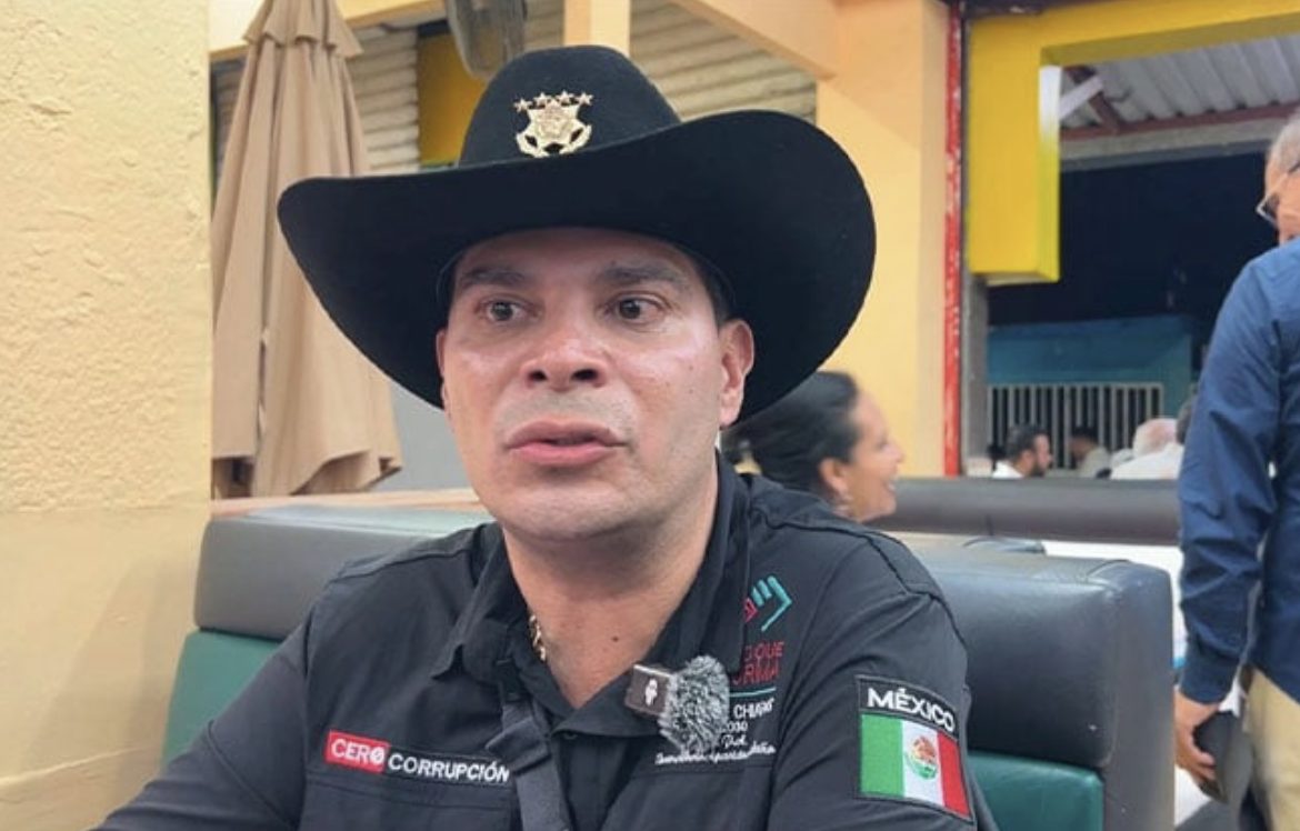 Óscar Aparicio Avendaño, secretario de Seguridad Estatal de Chiapas, anunciando la detención de más de 400 policías.