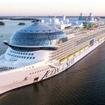 Un accidente en el Icon of the Seas cuestiona la seguridad en cruceros. Un tobogán se rompe, dejando un pasajero con graves lesiones.