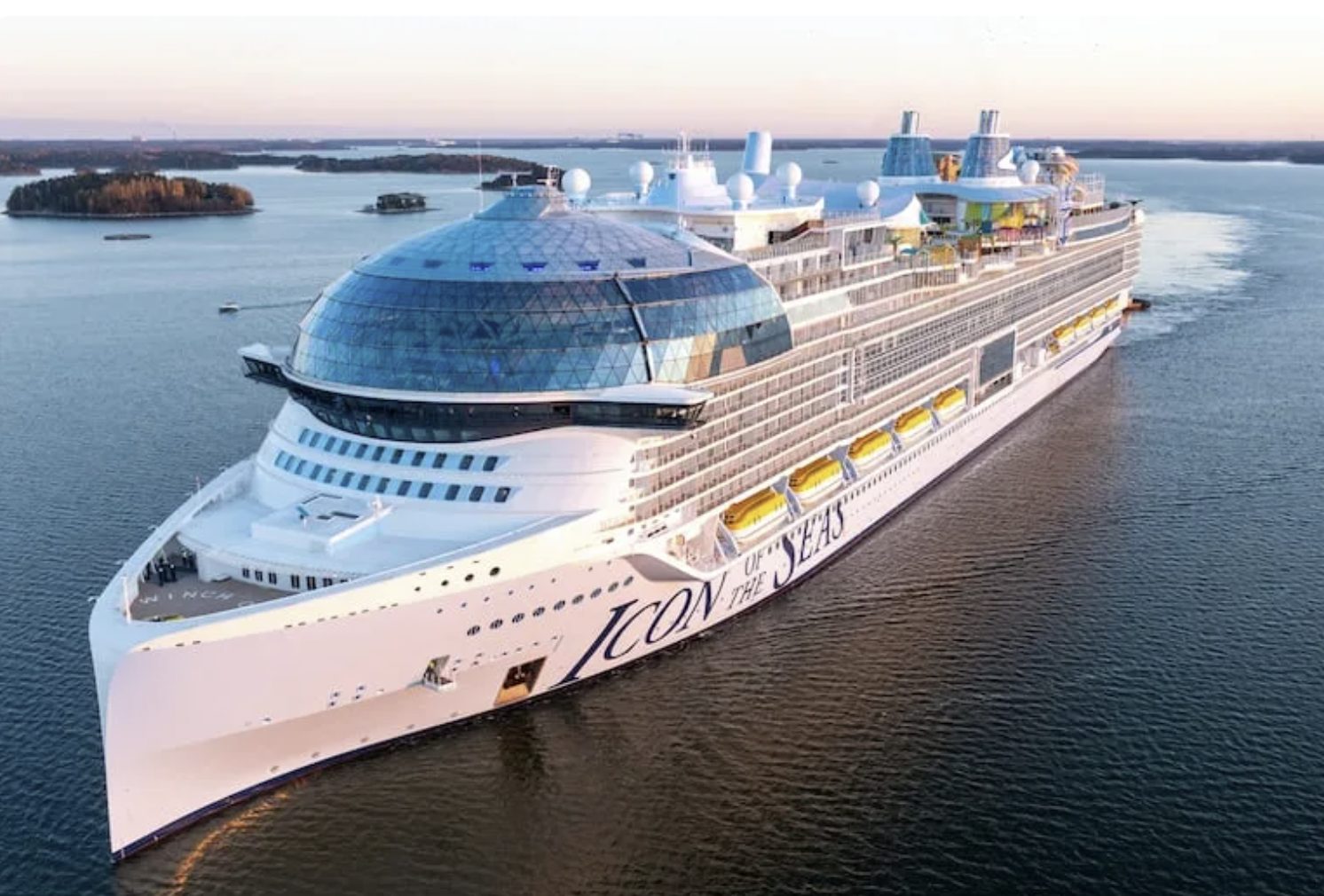 Un accidente en el Icon of the Seas cuestiona la seguridad en cruceros. Un tobogán se rompe, dejando un pasajero con graves lesiones.