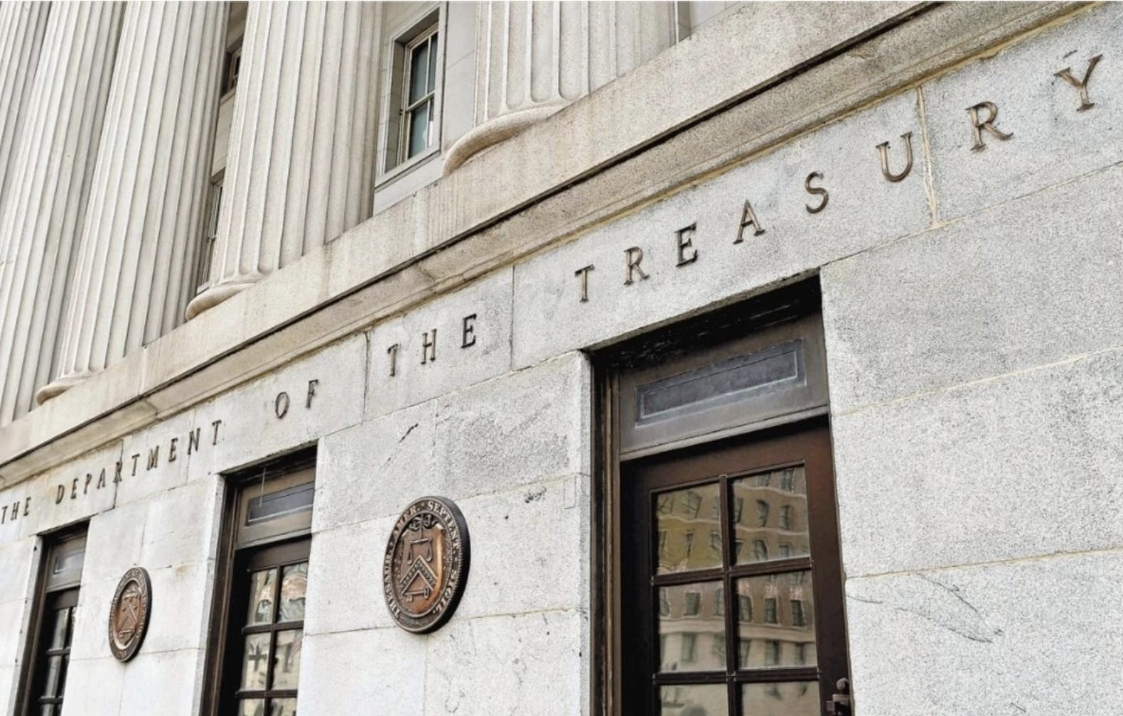 Extorsión a agricultores: EU sanciona a los cárteles Unidos y Los Viagras por extorsión a agricultores de aguacate en Michoacán.