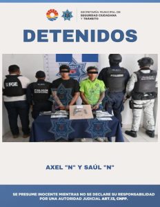 Elementos de seguridad detienen a dos hombres en la Supermanzana 35 de Cancún.