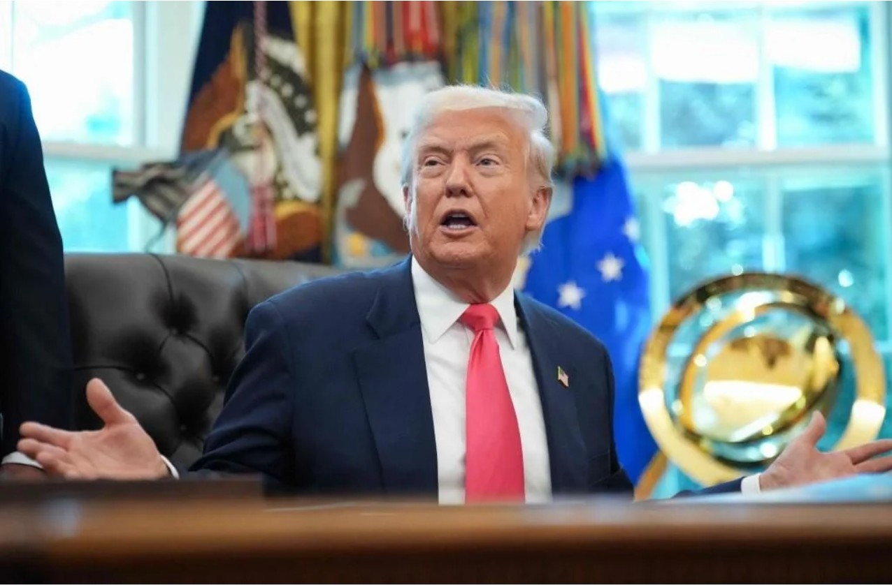 El expresidente Donald Trump habla con los medios de comunicación en el Salón Oval de la Casa Blanca.