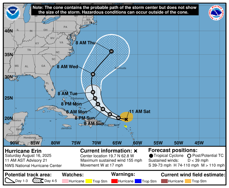Un grupo de personas resguarda sus hogares ante la llegada del huracán Erin.