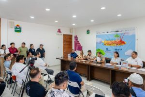 El presidente municipal Diego Castañón Trejo anuncia el Festival de la Langosta 2025 en una conferencia de prensa.