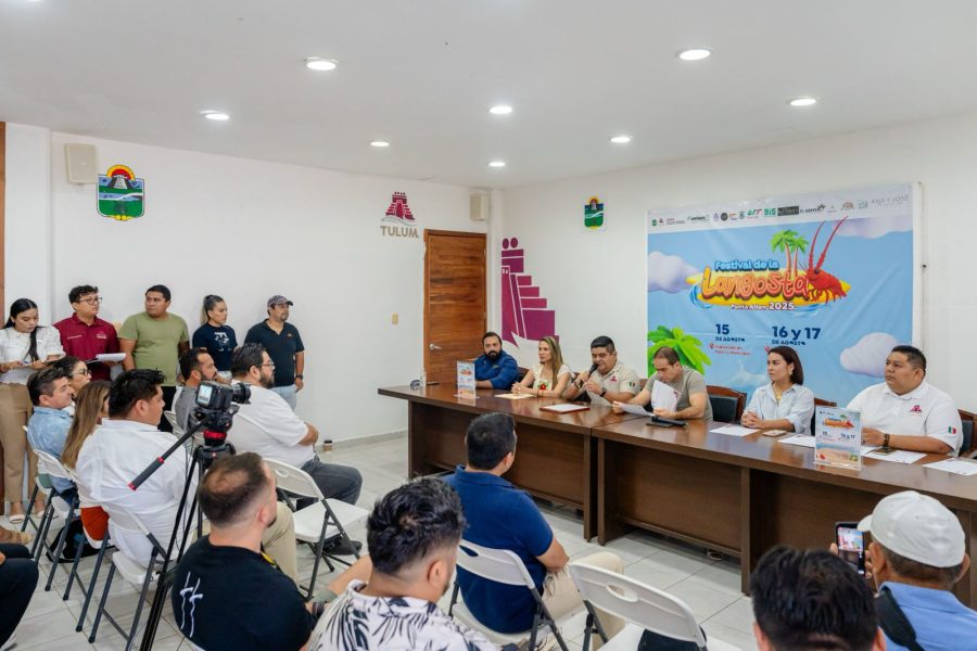 El presidente municipal Diego Castañón Trejo anuncia el Festival de la Langosta 2025 en una conferencia de prensa.