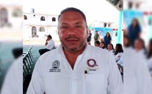 El exregidor Francisco Ortega Lizárraga denuncia un sobreprecio de 7.4 millones de pesos en la construcción de un campo de fútbol en Chetumal.