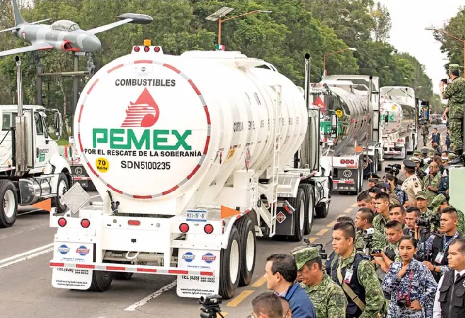 Un ciudadano llena el tanque de su auto en una gasolinera.