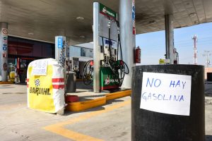 Automovilistas hacen largas filas para comprar combustible en una gasolinera de Chiapas, en medio del desabasto.