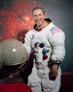 Muere Jim Lovell, comandante de la Apolo 13. Su legado de la NASA es de valentía e innovación en un viaje que tuvo que ser abortado.