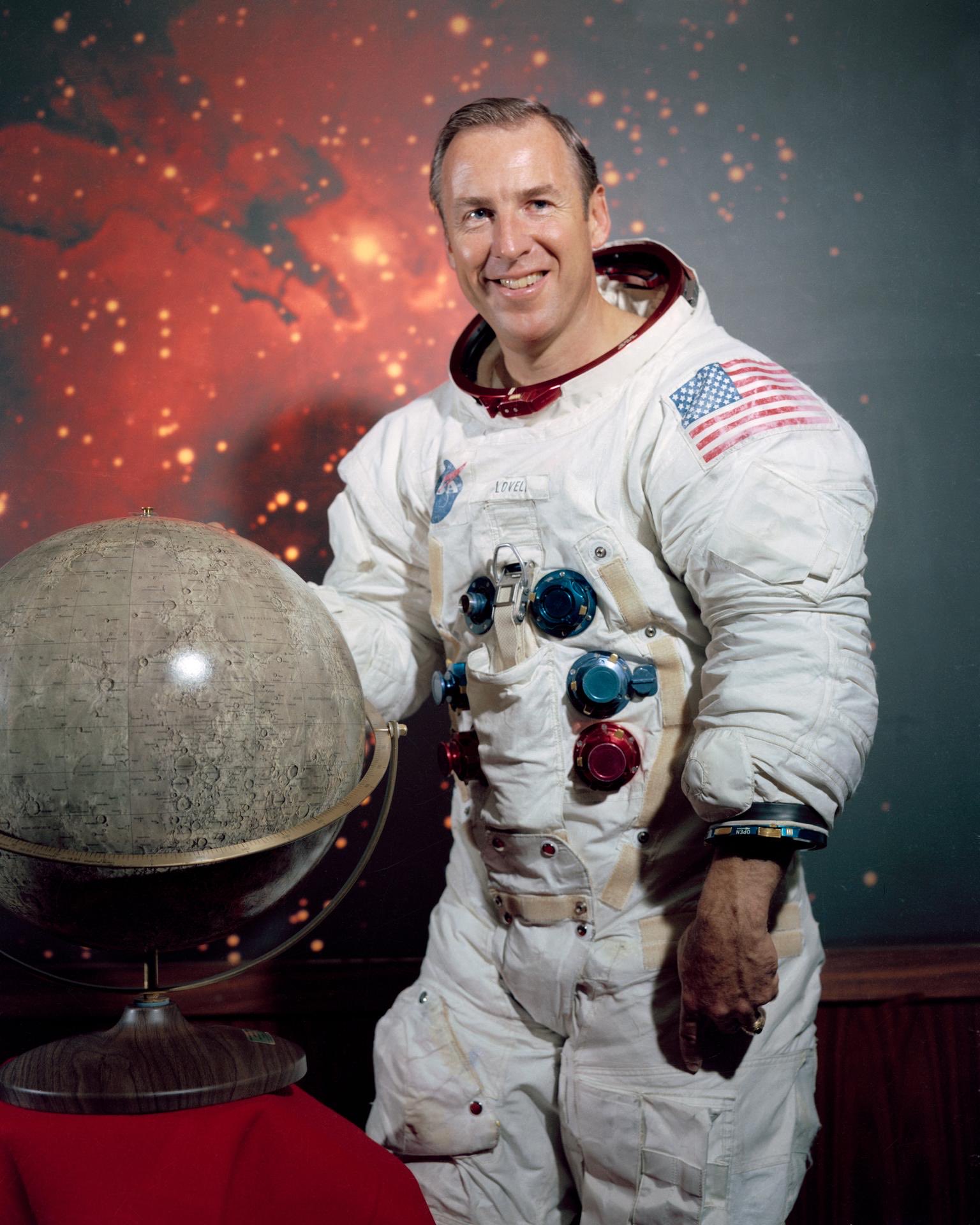 Muere Jim Lovell, comandante de la Apolo 13. Su legado de la NASA es de valentía e innovación en un viaje que tuvo que ser abortado.