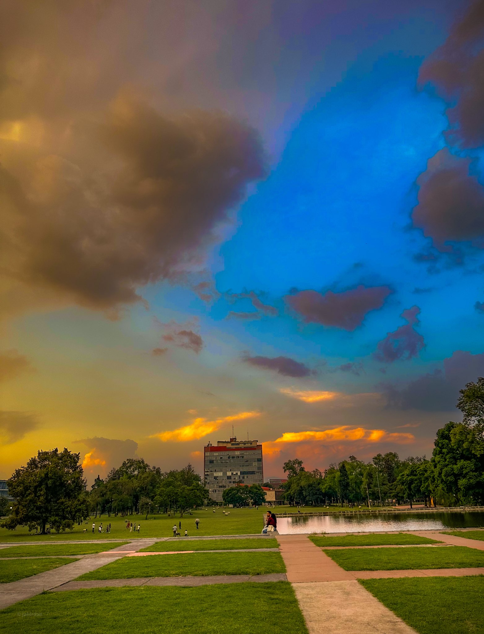 La educación pública en México se fortalece con la UNAM. Recibe a más de 84 mil nuevos estudiantes; la matrícula supera los 373 mil jóvenes.