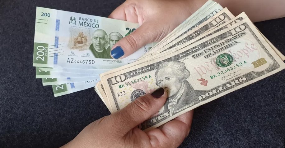 Una persona recibiendo dinero de una transferencia de remesas, reflejando el impacto de la fluctuación de remesas.