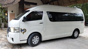 Afluencia de usuarios en vans: el transporte entre Tulum y Playa del Carmen cae 50%. La Untrac señala la baja de turismo como la causa.