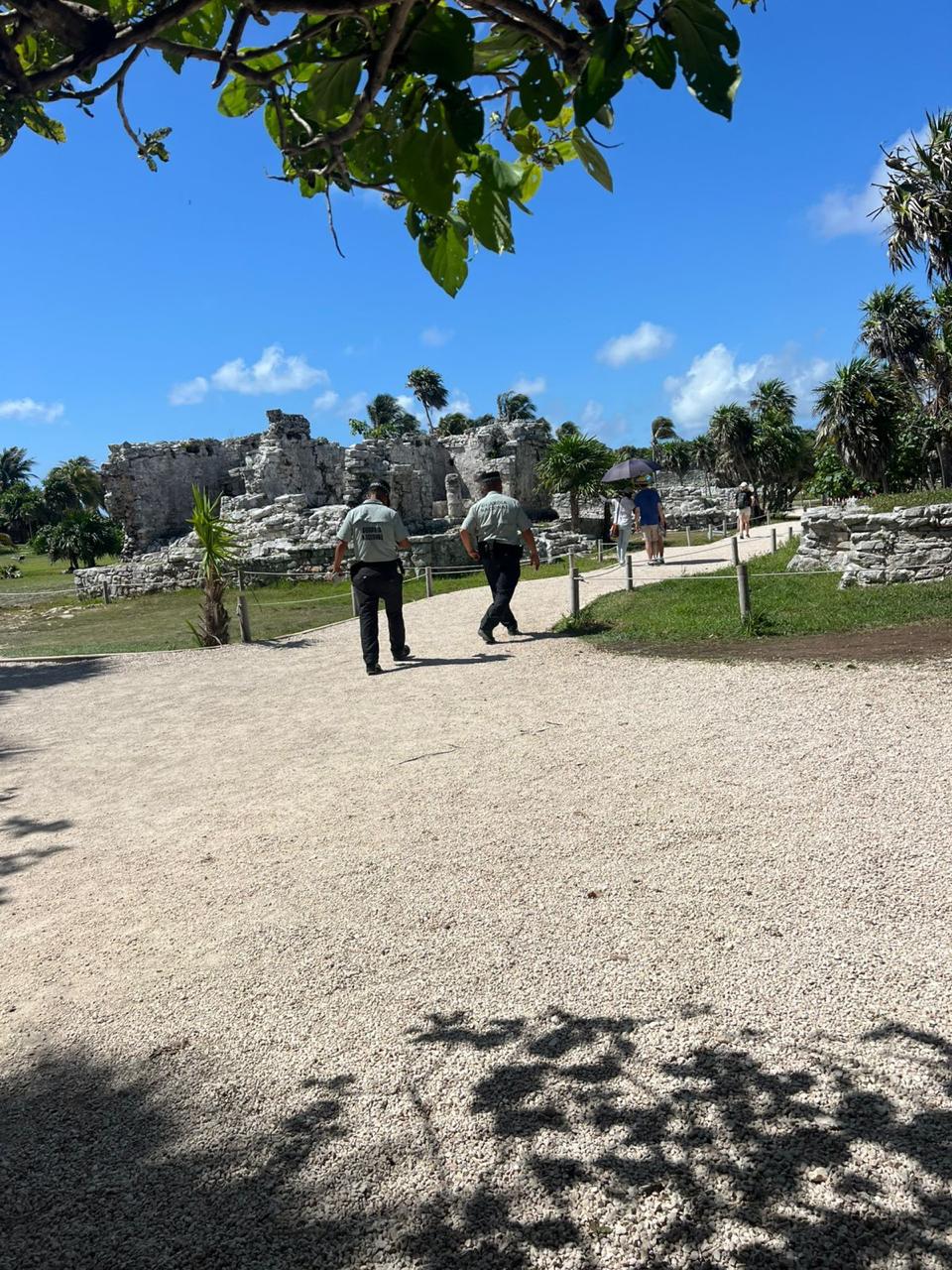 Control militar de Tulum: trabajadores denuncian que la Sedena, a través de su empresa GAFSACOM, vende boletos en la zona arqueológica.